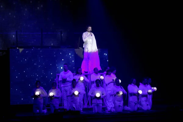 オデッサ ウクライナ 2012 コンサート象徴的なロシアの歌手オデッサのフィリップ Kirkorov 完全な家 明るいカラフルな光と劇場のショー — ストック写真