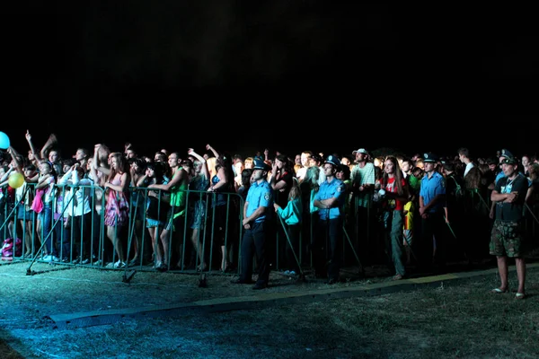 Odessa Ukraina Sierpnia 2011 Tłum Opublikowane Koncert Rock Odkryty Nocy — Zdjęcie stockowe