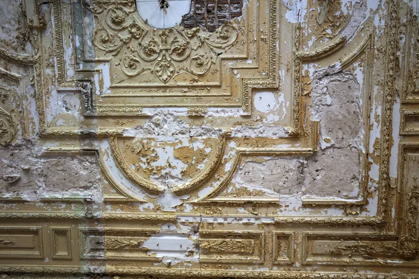 神秘的内部 一座被废弃的18世纪古建筑的废墟 旧的被毁的墙壁 有垃圾和泥巴的走廊 破坏成型 石膏装饰 — 图库照片