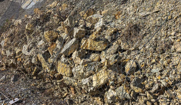 地すべりからの保護 地すべり 波浪による浸食から保護するための金属グリッドでランドス ケープ デザインの石の要素 海岸を強化 — ストック写真