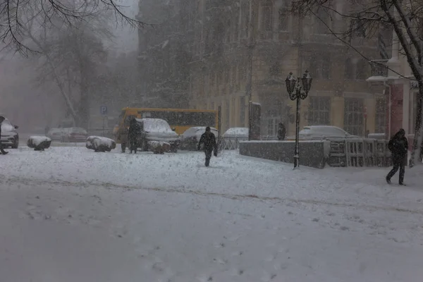 오데사 우크라이나 2018 겨울에서 거리에 자동차는 눈으로 러운도 겨울에 눈보라 — 스톡 사진