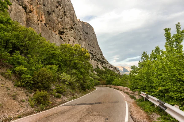 Buen Camino Asfaltado Largo Las Pintorescas Montañas Altas Rocosas Crimea —  Fotos de Stock