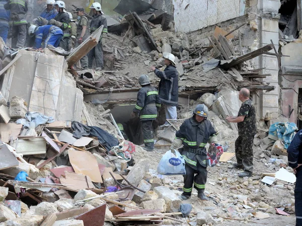 Odessa Ucrânia Maio Edifício Residencial Destruído Durante Terremoto Rescuers Volunteers Fotos De Bancos De Imagens Sem Royalties