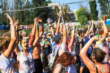 Odessa, Ukrayna - 5 Ağustos 2017: Gençler, bayanlar baylar bayram tatil sırasında renkli toz içine atma iyi eğlenceler. Festivali renkli boya. renkler aşk festival. Renk fest