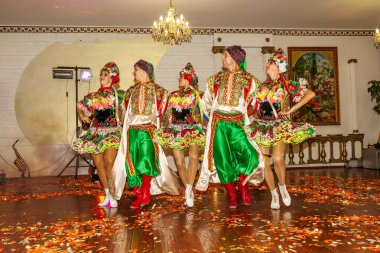 Odessa, Ukrayna - 4 Eylül 2015: Dans topluluğu parlak güzel elbiseli güzel seksi kız dans Ulusal Ukrayna ve Rus dans bir restoranda bir şölende.