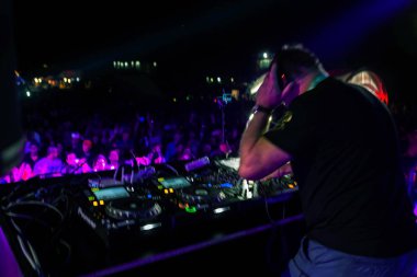 Odessa, Ukrayna - 22 Ağustos 2017: ünlü Dj sarkaç müzik festivali Z-Oyunlar gece sahnede çalıyor. DJ gece kulübünde gerçekleştirme sarkaç