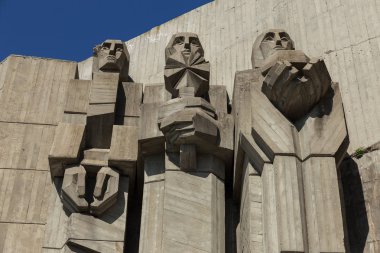 Varna, Bulgaristan - Cirka 2017: Terk edilmiş, Bulgar ve Sovyet halkların ebedi dostluk Anıtı daraltma. Terk edilmiş ve beton ebedi ateş dostluk, halk tarafından döktü