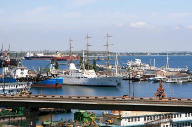 Odessa, Ukrayna - 15 Nisan: deniz kargo gemileri ve Yelkenli Odessa Limanı Deniz limanda palamarla. Yatay ekmek liman liman, 15 Nisan 2014 görünümünü Odessa, Ukrayna