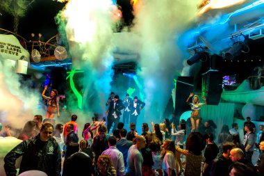 Odessa - 22 Haziran: yeni bir modern ışık göster: yeni eğlence ziyaretçi tatil tatil sezon, 22 Haziran 2014, Odessa, Ukrayna yaz için gece kulübü hediyeler