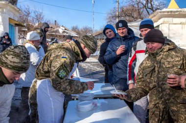 Odessa, Ukrayna - 19 Ocak 2016: Ukrayna ordusu alanın mutfakta yemek hazırlama ve askeri buğday dondurucu kurtarma ekipleri ve evsizler sokakta sırasında ağır frosts beslemeleri. Kurtuluş kışın insanlara yardım etmek,
