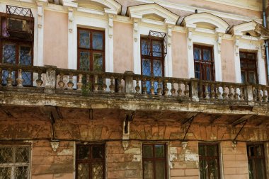 Eski büyümüş harap taş korkuluklar eski antika balkon. Yıkık merdivenler, parmaklıklar. Dekoratif sıva sütunları korkuluklar merdiven, balkon bina harap