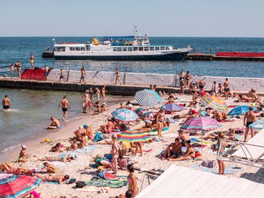 Odessa, Ukrayna - 10 Ağustos 2013: Turist güneşlenmek, yüzmek ve eğleniyor plajda dinlenebilir. Turizm Avrupa'nın en önemli yerlerinden biridir. Sıcak yaz. İyi tatil sezonu. Birçok turist