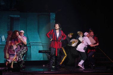 Odessa, Ukrayna, 17 Nisan 2012: Pop konser ikonik Rus şarkıcı Philip Kirkorov Odessa'daki. Ful ile parlak renkli ışık ve tiyatro gösterisi.