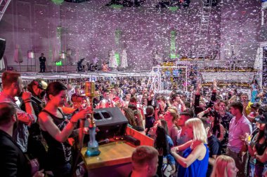 Odessa, Ukrayna - 31 Mayıs 2014: Kalabalık insan yaratıcı ışık ve müzik gösterisi sırasında bir konserde bir gece kulübünde eğleniyor. Kulüp partisi büyük şeker duş neşeli gençler.