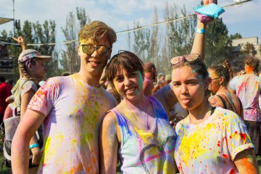 Odessa, Ukrayna - 5 Ağustos 2017: Gençler, bayanlar baylar bayram tatil sırasında renkli toz içine atma iyi eğlenceler. Festivali renkli boya. renkler aşk festival. Renk fest