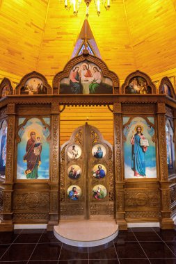 Odessa, Ukrayna: Küçük ahşap Ortodoks Kilisesi kampüs, sunak, İkonostasisin ve güzel tarihi mimari kemerler, simgeler, freskleri, bas-reliefs doğal altın yaldız ışık, boyalı