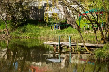 Rustik ahşap eski köprü. deforme olmuş ve harap ahşap köprüden kanal, imha ahşap köprü imha kavramı. Nehri üzerinde ahşap çıta ile kırsal yaya köprüsü