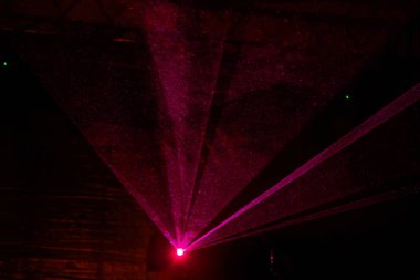 Odessa, Ukrayna - 5 Ağustos 2017: gösteri ışıklar. Lazer gösterisi. Gece kulübünde dj partileri müzik, ses parlak ışık ile dans kullanın. Club gece ışık dj parti kulübü. Duman ve ışıklar ile araba