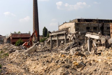 Odessa, Ukrayna - 29 Ağustos 2015: eski bir sanayi bir depremden sonra bina kalıntıları temizlik. Eski endüstriyel fabrika binaları kalıntıları ile manzara.