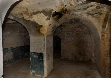 Bir yeraltı şarap mahzeni tünelde terk edilmiş bir. Yeraltı mezarlığı girişi. Zindan eski kalesine. Koyu evreleme için yaratıcı arka plan olarak. Antik zindan mistik iç