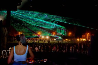 Odessa, Ukrayna - 5 Ağustos 2017: gösteri ışıklar. Lazer gösterisi. Gece kulübünde dj partileri müzik, ses parlak ışık ile dans kullanın. Club gece ışık dj parti kulübü. Duman ve ışıklar ile araba