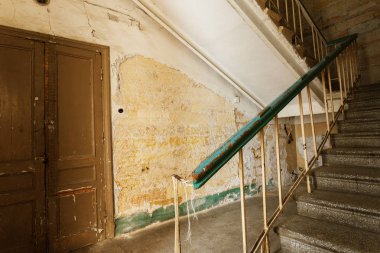 Eski bir taş beton merdiven girişinde binanın içinde. Zavallı çeyrek, yoksullar için harap bir evin iç. Terk edilmiş evler. Kamu binası iç Letnitsa. Merdivenlerden arka kapısı