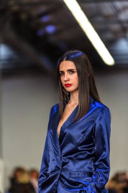 Odessa, Ukrayna - 3 Ekim 2015: Bir model bir kadın defile moda hafta Crf Odesa'da kalma sırasında pist yürür. Yeni koleksiyon Sonbahar - 2015 Abiye ve ulusal vatansever motifler. Genç kadın ve kadın