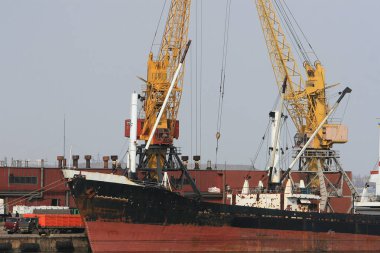 Odessa, Ukrayna - 2008 yaklaşık: Endüstriyel konteyner kargo kargo gemisi ile bir çalışma vinç. Dock kargo konteyner gemisi. Teslimat kapları. Lojistik ithalat ihracat ve ulaşım sanayi