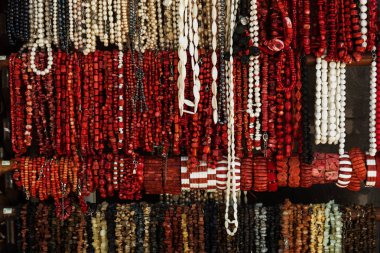 Doğal taştan yapılmış süs eşyaları kürsüye satılmaktadır. Bilezik, boncuk, renkli takı kolyeler ve Bayan Takı doğal değerli ve yarı değerli nadir doğal mineral üzerinden. Garnet taşlar