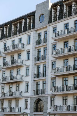 Yeni çoklu daire yüksek katlı apartman cephe. Yeni modern Multi apartman konut kompleksleri çok katlı blok konut condominiums birinde tipik bakış inşası