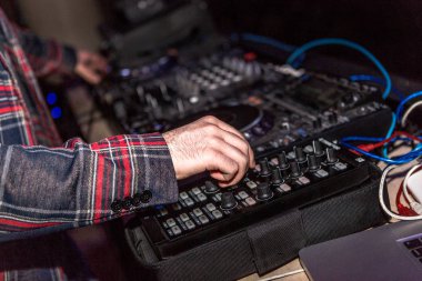 Odessa - 7 Nisan: Gece kulübü. DZH karıştırıcı müzik karışımları ile güçlü ışık ve renk efektleri lazer ışık gösterisi yeni tatil sezonu, 7 Nisan 2014, Odessa, Ukrayna