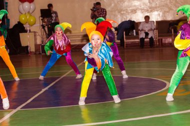 Odessa, Ukrayna-16 Aralık 2017: küçük palyaço çocuklar çocuk spor karşılaşmaları sırasında duygusal bir gösteri gerçekleştirmek. Çocuk Tiyatrosu gerçekleştirin. Çocuk müzik grubu şarkı ve sahnede dans