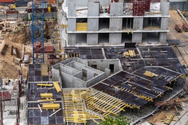 Odessa, Ukrayna - 5 Mayıs 2014: İnşaat inşaat, çeşitli evrelerinde apartmanlarda bir grup. Yukarıdan görüntüleyin. Vinçler, sıfır döngüsü Bodrum yardımcı işleri