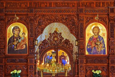 Odessa, Ukrayna: İç Ortodoks Kilisesi, sunak, İkonostasisin ve güzel tarihi mimari kemerler, simgeler, freskleri, bas-reliefs doğal altın yaldız ışık, boyalı