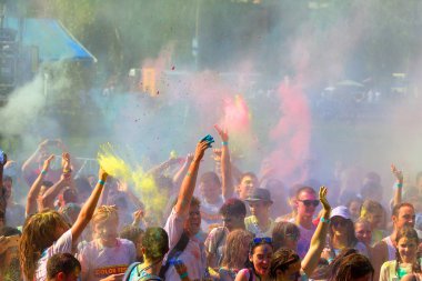 Odessa, Ukrayna - 5 Ağustos 2017: Gençler, bayanlar baylar bayram tatil sırasında renkli toz içine atma iyi eğlenceler. Festivali renkli boya. renkler aşk festival. Renk fest