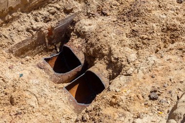 Eski büyük su boruları parçaları. Sonra uzun yıllar çalışma yok edilen metal boru yok edildi. Sebze çelik boru delik korozyon ile. Paslı metal boru. Seçici odak