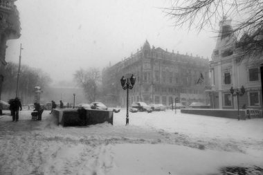 Odessa, Ukrayna-Ocak 16, 2018: Güçlü kar yağışı, Siklon kışın şehir sokaklarda. Arabalar karla kaplıdır. Kaygan yol. Kışın kötü hava: şiddetli kar yağışı ve kar fırtınası. Yayalar kar üzerinde gitmek