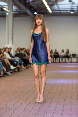 Odessa, Ukrayna - 3 Ekim 2015: Bir model bir kadın defile moda hafta Crf Odesa'da kalma sırasında pist yürür. Yeni koleksiyon Sonbahar - 2015 Abiye ve ulusal vatansever motifler. Genç kadın ve kadın