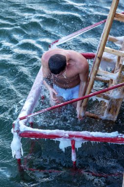 Odessa, Ukrayna - 19 Ocak 2016: Hıristiyan Ortodoks kilisesinin Baptist Karadeniz buzlu sularda Iususa İsa'nın John Ürdün Nehri'nde vaftiz günü banyo. Hıristiyan geleneğinde, yıkanarak