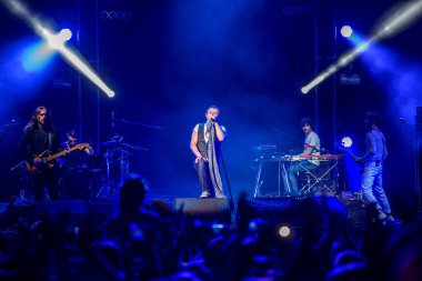 Odessa, Ukrayna - 28 Haziran 2014: Ukrayna grubunun Okean Elzy yaratıcı ışık ve müzik gösterisi sırasında bir konserde stadyumda eğlenmek insanların büyük bir kalabalık. Kulüp partisinde neşeli parlak gösteri