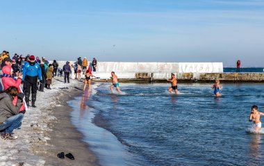 Odessa, Ukrayna - 19 Ocak 2016: Hıristiyan Ortodoks kilisesinin Baptist Karadeniz buzlu sularda Iususa İsa'nın John Ürdün Nehri'nde vaftiz günü banyo. Hıristiyan geleneğinde, yıkanarak