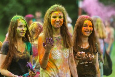 KRASNODAR, RUSSIA - May11,2018: Renkler Festivali, geleneksel Hint Holi festivali. Gençler Holi bayramında renkli pudra atarken eğleniyorlar. Renkli boya festivali. Renk Festivali