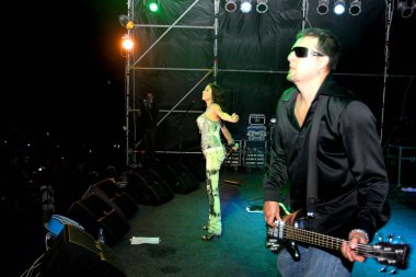 Odessa, Ukrayna - 25 Ağustos 2011: Kalabalık açık rock konseri tarihinde yayınlandı. Alain Vinnytsia, yaratıcı ışık sırasında gece şarkı söylüyor ve müzik gösterisi moda Caz Orkestrası.