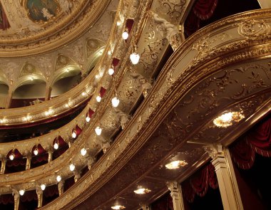 Odessa, Ukrayna - 11 Aralık 2012: Restorasyon sonra opera binasının iç. Seyirci şenlikli gala konseri için yer dolu. Seyirci pop caz konseri