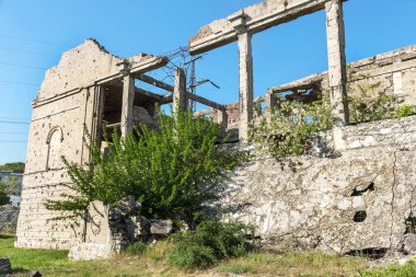 Terk edilmiş bombalama ve yıkılan bina bombardımanı patlama nedeniyle yok. Kabukları, madde işaretleri ve parçalanmak bir savaş kasıp kavuran Bina duvarlarında delikler. Eski yıkık ev