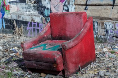 Eski kırmızı sandalye bir çöplük atılmış. Tahrip olmuş duvar grafiti çizimler kalıntıları ile arka plan üzerinde bir şehir depresyona yol alan üzerinde duruyor. Tasarımı için temel olarak. Seçici odak