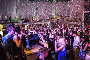 Odessa, Ukrayna - 31 Mayıs 2014: Kalabalık insan yaratıcı ışık ve müzik gösterisi sırasında bir konserde bir gece kulübünde eğleniyor. Kulüp partisi büyük şeker duş neşeli gençler.