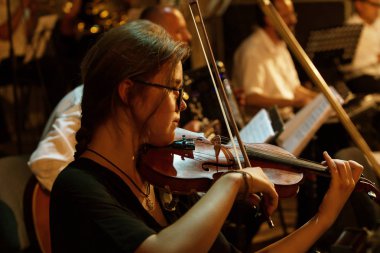 Odessa, Ukrayna - 19 Temmuz 2018: sahne alanı'nda Senfoni Orkestrası. Müzikal gösteri sahne tiyatro. Müzisyenler Senfoni Orkestrası, müzik aletleri. Caz Orkestrası sahne alanı'nda. Seçici odak