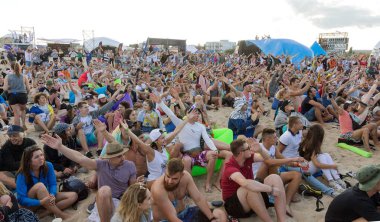 Odessa, Ukrayna -25 Ağustos 2017: büyük kalabalık, müzik sırasında rock konserinde hayranlarını gün boyunca. Seyirci kum Beach müzik ve spor festivali Z-Oyunlar sırasında