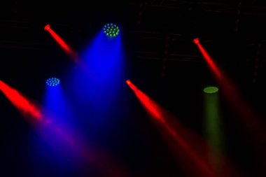 Sahne ışıkları. Arka planda göstermek. Işık karanlıkta. Tiyatro iç projektör ile aydınlatılır. Sahne ışıkları ve duman sahneleri konser sırasında. Lazer şovu tiyatro sahnesinde